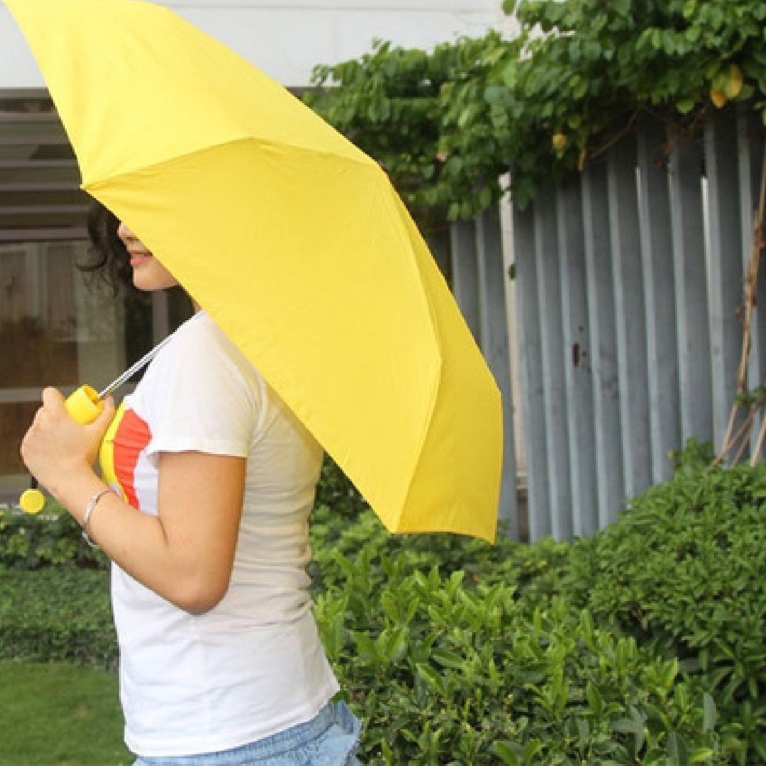 Stylish and foldable banana umbrella, mini size. Stylish and foldable banana umbrella, mini size.